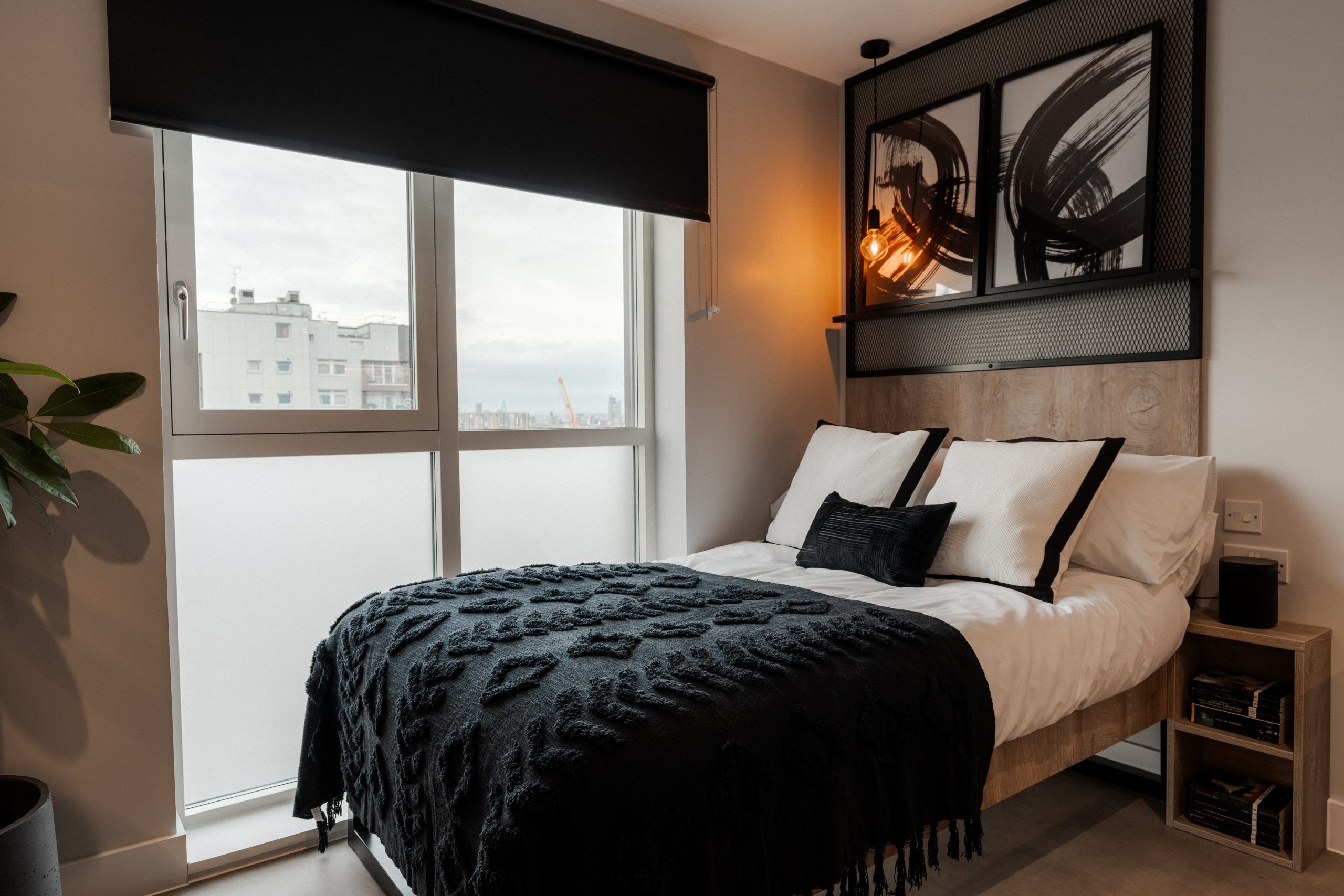 Student studio in London with kitchenette, desk and double bed