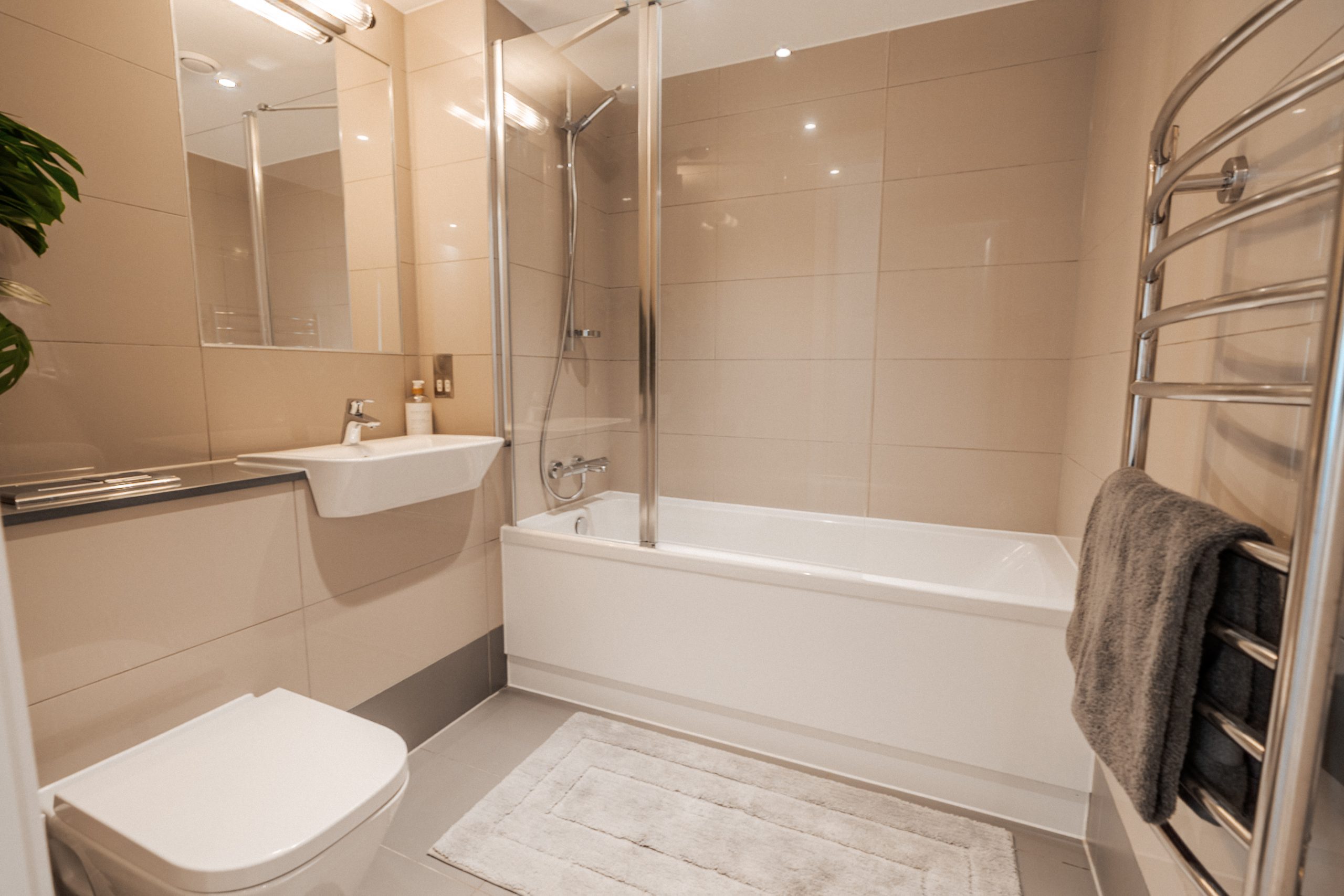 En-suite inside Deptford student accommodation with bath, sink and toilet