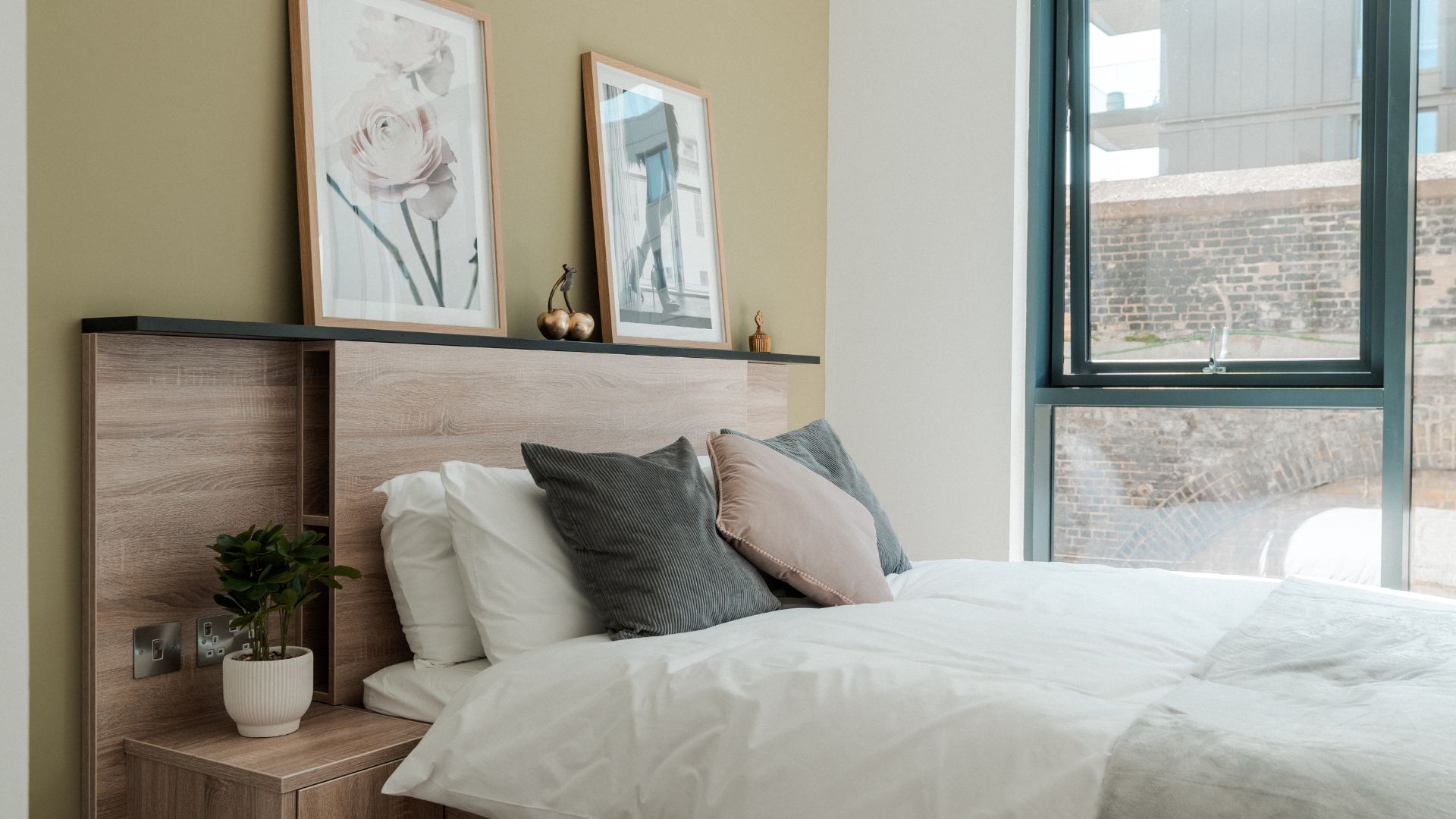 Student room in London with bed